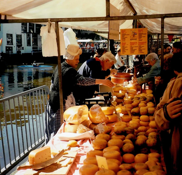 Theo en Afra Berkhout op de Kaasmarkt